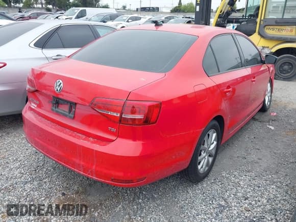 ✅ 2015 Volkswagen Jetta SE • VIN: 3VWD07AJ4FM407209 • Lot: 42262291. Wystawiony na IAAI z przebiegiem 125 207 mil. Bezpłatny archiwum sprzedaży aukcyjnych z USA i szczegółowy raport historii pojazdu na DreamBid. Zdjęcie 4.