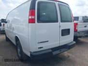 ✅ 2020 Chevrolet Express Cargo • VIN: 1GCWGAFP3L1240299 • Lot: 42522748. Wystawiony na IAAI z przebiegiem 129 759 mil. Bezpłatny archiwum sprzedaży aukcyjnych z USA i szczegółowy raport historii pojazdu na DreamBid. Zdjęcie 3.