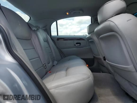 ✅ 2001 Lincoln Town Car Executive • VIN: 1LNHM81W21Y722870 • Lot: 68275275. Wystawiony na Copart z przebiegiem 106 889 mil. Bezpłatny archiwum sprzedaży aukcyjnych z USA i szczegółowy raport historii pojazdu na DreamBid. Zdjęcie 10.