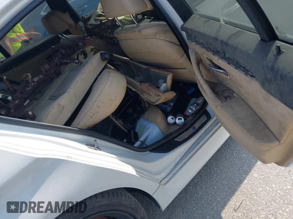 ✅ 2014 BMW 5 Series 550i • VIN: WBAKN9C51ED681921 • Lot: 43754559. Wystawiony na IAAI z przebiegiem Nie podano. Bezpłatny archiwum sprzedaży aukcyjnych z USA i szczegółowy raport historii pojazdu na DreamBid. Zdjęcie 8.