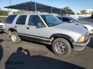 ✅ 1996 Chevrolet Blazer • VIN: 1GNDT13W6T2131335 • Lot: 80264865. Wystawiony na Copart z przebiegiem 245 668 mil. Bezpłatny archiwum sprzedaży aukcyjnych z USA i szczegółowy raport historii pojazdu na DreamBid. Zdjęcie 4.