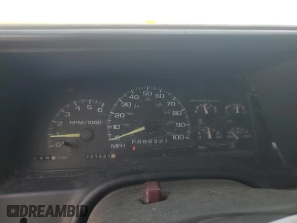 ✅ 1998 GMC Sierra 1500 • VIN: 2GTEK19R9W1550110 • Лот: 57166575. Опубликован ранее на Copart с пробегом 231 521 миль. Бесплатный доступ к архиву аукционных продаж из США и подробный отчёт об истории автомобиля на DreamBid. Изображение 9.