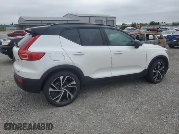 ✅ 2021 Volvo XC40 R-Design • VIN: YV4162UM5M2589145 • Lot: 62146005. Wystawiony na Copart z przebiegiem Nie podano. Bezpłatny archiwum sprzedaży aukcyjnych z USA i szczegółowy raport historii pojazdu na DreamBid. Zdjęcie 3.
