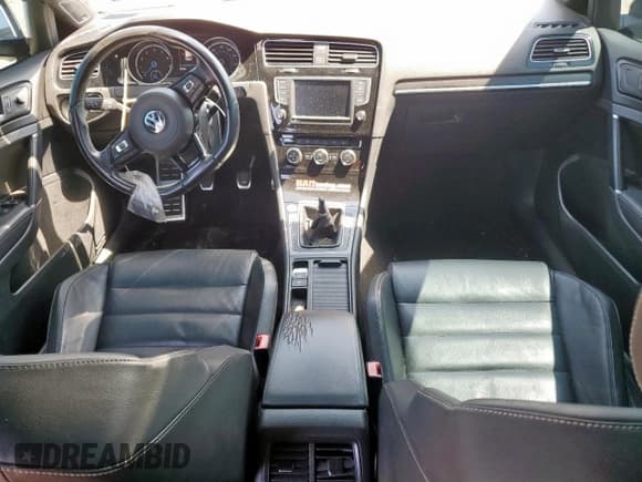 ✅ 2017 Volkswagen Golf R • VIN: WVWWF7AU2HW170713 • Lot: 71733715. Wystawiony na Copart z przebiegiem 84 140 mil. Bezpłatny archiwum sprzedaży aukcyjnych z USA i szczegółowy raport historii pojazdu na DreamBid. Zdjęcie 8.