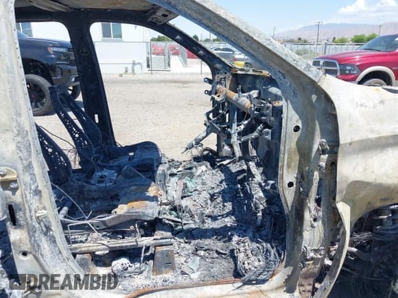 ✅ 2020 Chevrolet Silverado 1500 RST • VIN: 1GCUYEED4LZ257536 • Lot: 42428290. Wystawiony na IAAI z przebiegiem Nie podano. Bezpłatny archiwum sprzedaży aukcyjnych z USA i szczegółowy raport historii pojazdu na DreamBid. Zdjęcie 5.