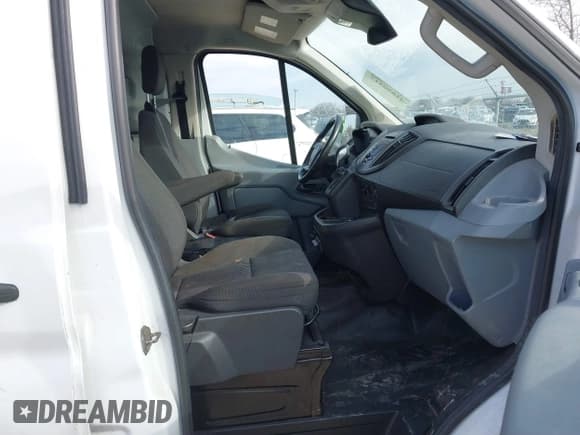 ✅ 2016 Ford Transit Cargo • VIN: 1FTYR1YM9GKB55554 • Lot: 41850417. Wystawiony na IAAI z przebiegiem 69 562 mil. Bezpłatny archiwum sprzedaży aukcyjnych z USA i szczegółowy raport historii pojazdu na DreamBid. Zdjęcie 5.