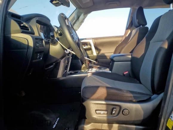 ✅ 2024 Toyota 4Runner SR5 • VIN: JTEEU5JR4R5309373 • Lot: 92600475. Wystawiony na Copart z przebiegiem 38 786 mil. Bezpłatny archiwum sprzedaży aukcyjnych z USA i szczegółowy raport historii pojazdu na DreamBid. Zdjęcie 7.