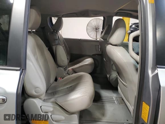 ✅ 2012 Toyota Sienna XLE • VIN: 5TDYK3DC5CS261256 • Лот: 62870705. Опубликован ранее на Copart с пробегом 162 826 миль. Бесплатный доступ к архиву аукционных продаж из США и подробный отчёт об истории автомобиля на DreamBid. Изображение 11.