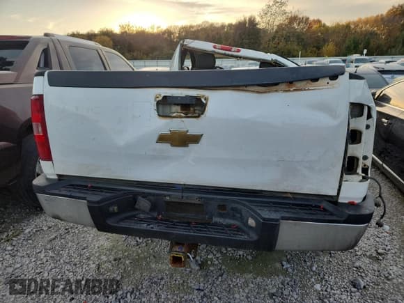 ✅ 2009 Chevrolet Silverado 2500HD Work Truck • VIN: 1GCHC44K49E130957 • Лот: 90856925. Опубликован ранее на Copart с пробегом 231 094 миль. Бесплатный доступ к архиву аукционных продаж из США и подробный отчёт об истории автомобиля на DreamBid. Изображение 6.