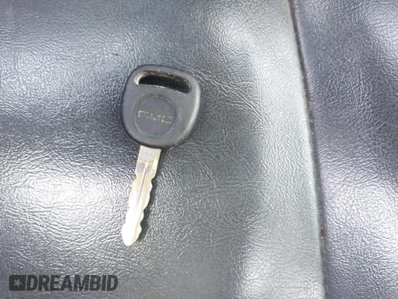 ✅ 2005 Chevrolet Silverado 1500 Work Truck • VIN: 1GCEC14X45Z145572 • Лот: 42811137. Опубликован ранее на IAAI с пробегом 283 450 миль. Бесплатный доступ к архиву аукционных продаж из США и подробный отчёт об истории автомобиля на DreamBid. Изображение 11.