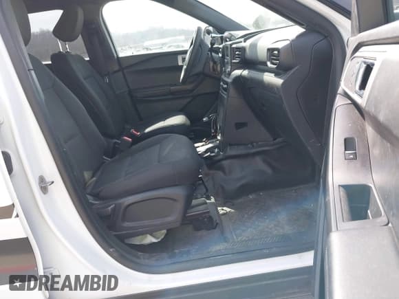 ✅ 2020 Ford Police Interceptor Utility • VIN: 1FM5K8AW5LGC67871 • Lot: 41786146. Wystawiony na IAAI z przebiegiem 95 458 mil. Bezpłatny archiwum sprzedaży aukcyjnych z USA i szczegółowy raport historii pojazdu na DreamBid. Zdjęcie 5.