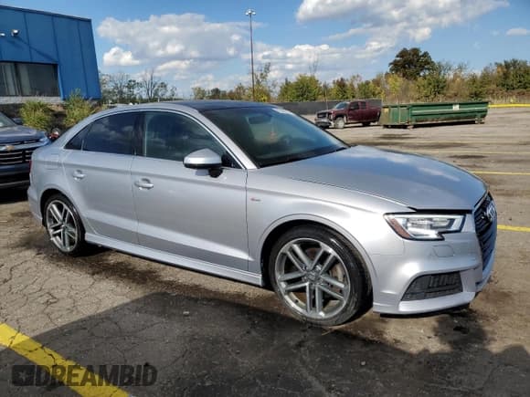 ✅ 2018 Audi A3 • VIN: WAUJ8HFF5J1063952 • Lot: 85532795. Wystawiony na Copart z przebiegiem 69 371 mil. Bezpłatny archiwum sprzedaży aukcyjnych z USA i szczegółowy raport historii pojazdu na DreamBid. Zdjęcie 4.
