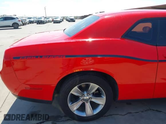 2016 Dodge Challenger SXT Plus z VIN 2C3CDZAG6GH137763, wystawiony jako IAAI lot #43310704 z przebiegiem 119 926 mil mil oraz . Historia ofert i sprzedaży dostępna na DreamBid. Obrazek 18.