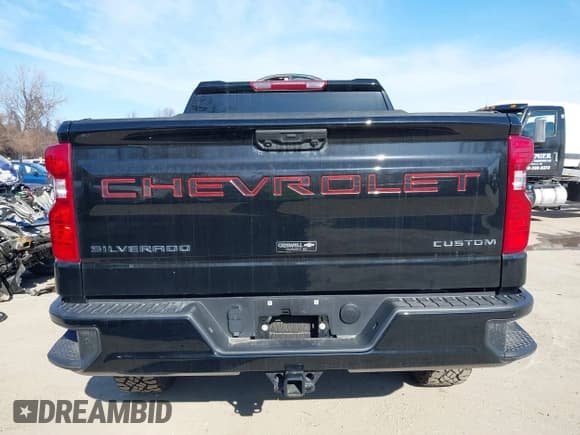 ✅ 2023 Chevrolet Silverado 1500 Custom Trail Boss • VIN: 3GCPDCEK2PG137008 • Lot: 41492242. Wystawiony na IAAI z przebiegiem 13 264 mil. Bezpłatny archiwum sprzedaży aukcyjnych z USA i szczegółowy raport historii pojazdu na DreamBid. Zdjęcie 17.