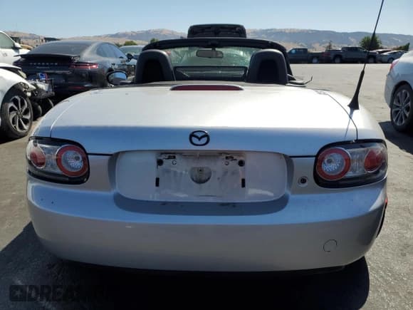 ✅ 2006 Mazda MX-5 Miata Touring • VIN: JM1NC25F960119471 • Lot: 63057975. Wystawiony na Copart z przebiegiem 66 345 mil. Bezpłatny archiwum sprzedaży aukcyjnych z USA i szczegółowy raport historii pojazdu na DreamBid. Zdjęcie 6.