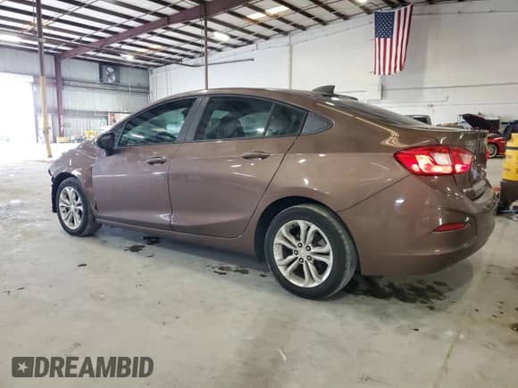 ✅ 2019 Chevrolet Cruze LS • VIN: 1G1BC5SM8K7113047 • Lot: 86178295. Wystawiony na Copart z przebiegiem 112 030 mil. Bezpłatny archiwum sprzedaży aukcyjnych z USA i szczegółowy raport historii pojazdu na DreamBid. Zdjęcie 2.