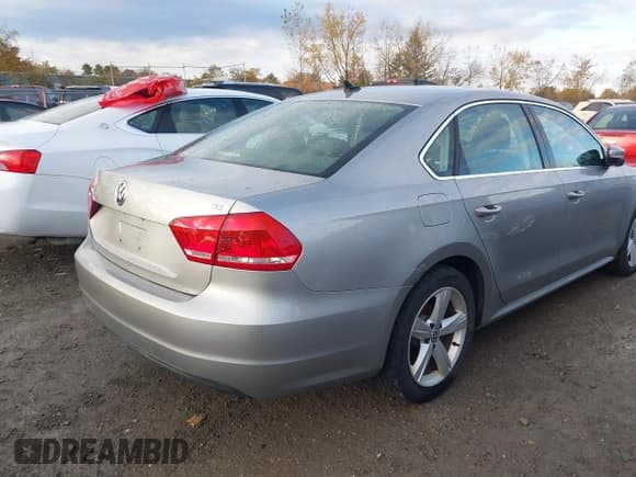 ✅ 2013 Volkswagen Passat SE • VIN: 1VWBP7A33DC130314 • Lot: 43489703. Wystawiony na IAAI z przebiegiem 113 324 mil. Bezpłatny archiwum sprzedaży aukcyjnych z USA i szczegółowy raport historii pojazdu na DreamBid. Zdjęcie 4.