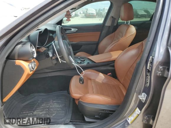 ✅ 2018 Alfa Romeo Giulia Ti Sport • VIN: ZARFAECN6J7583264 • Lot: 86291855. Wystawiony na Copart z przebiegiem 101 756 mil. Bezpłatny archiwum sprzedaży aukcyjnych z USA i szczegółowy raport historii pojazdu na DreamBid. Zdjęcie 7.