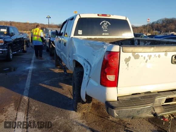 ✅ 2006 Chevrolet Silverado 2500HD LT1 • VIN: 1GCHK23D06F264669 • Lot: 41106561. Listed on IAAI with Not provided. Free auction sales archive from the USA and detailed vehicle history report at DreamBid. Image 19.