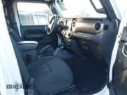 ✅ 2023 Jeep Gladiator Sport S • VIN: 1C6HJTAG7PL577721 • Lot: 43888896. Wystawiony na IAAI z przebiegiem 71 579 mil. Bezpłatny archiwum sprzedaży aukcyjnych z USA i szczegółowy raport historii pojazdu na DreamBid. Zdjęcie 5.