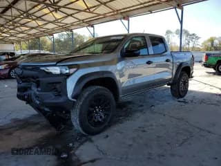 ✅ 2024 Chevrolet Colorado 4WD Trail Boss • VIN: 1GCPTEEK7R1309498 • Лот: 87240135. Опубликован ранее на Copart с пробегом 11 892 миль. Бесплатный доступ к архиву аукционных продаж из США и подробный отчёт об истории автомобиля на DreamBid. Изображение 1.