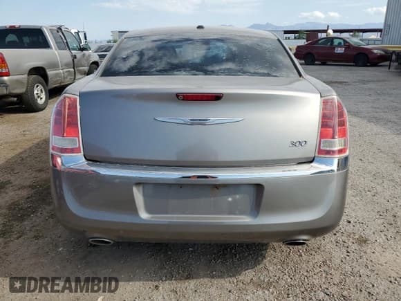 ✅ 2014 Chrysler 300 Uptown Edition • VIN: 2C3CCAAG1EH216470 • Lot: 68789985. Wystawiony na Copart z przebiegiem 150 172 mil. Bezpłatny archiwum sprzedaży aukcyjnych z USA i szczegółowy raport historii pojazdu na DreamBid. Zdjęcie 6.