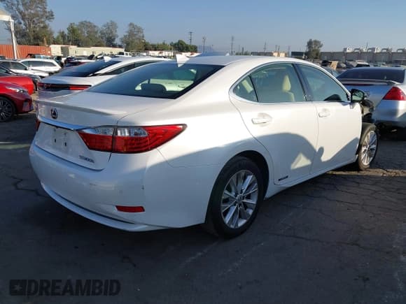 ✅ 2015 Lexus ES 300h • VIN: JTHBW1GG7F2087973 • Lot: 43541816. Wystawiony na IAAI z przebiegiem 227 999 mil. Bezpłatny archiwum sprzedaży aukcyjnych z USA i szczegółowy raport historii pojazdu na DreamBid. Zdjęcie 4.