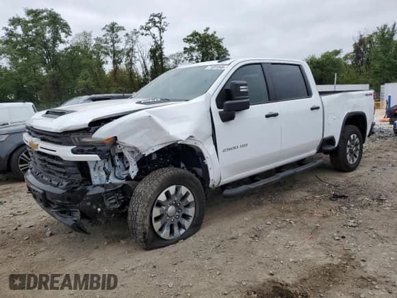 ✅ 2025 Chevrolet Silverado 2500HD Custom • VIN: 2GC4KME70S1141375 • Лот: 71691045. Опубликован ранее на Copart с пробегом 5 046 миль. Бесплатный доступ к архиву аукционных продаж из США и подробный отчёт об истории автомобиля на DreamBid. Изображение 1.