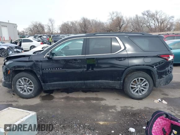 ✅ 2022 Chevrolet Traverse LT • VIN: 1GNEVHKW0NJ115133 • Lot: 41618573. Wystawiony na IAAI z przebiegiem 91 579 mil. Bezpłatny archiwum sprzedaży aukcyjnych z USA i szczegółowy raport historii pojazdu na DreamBid. Zdjęcie 13.
