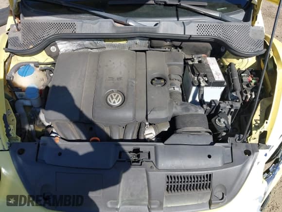 ✅ 2013 Volkswagen Beetle 2.5L • VIN: 3VWJP7AT8DM617745 • Lot: 43493323. Wystawiony na IAAI z przebiegiem 118 418 mil. Bezpłatny archiwum sprzedaży aukcyjnych z USA i szczegółowy raport historii pojazdu na DreamBid. Zdjęcie 10.