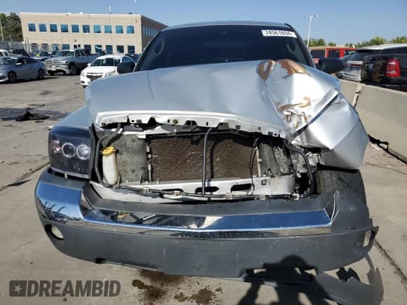 2005 Dodge Dakota SLT z VIN 1D7HW48NX5S305113, wystawiony jako Copart lot #74561894 z przebiegiem 139 740 mil mil oraz Szkoda całkowita • Salvage title. Historia ofert i sprzedaży dostępna na DreamBid. Obrazek 5.