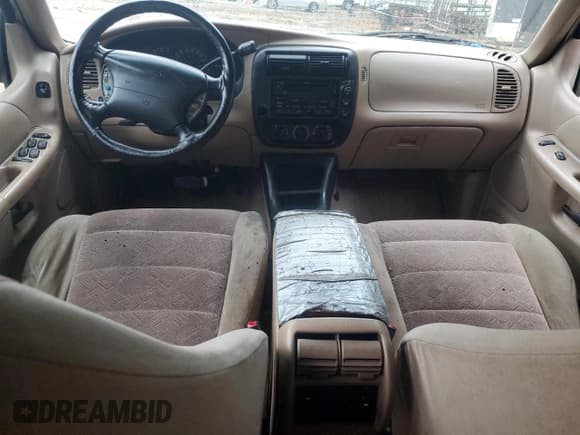 ✅ 2000 Ford Explorer XLT • VIN: 1FMZU63E5YZC67448 • Lot: 83935625. Wystawiony na Copart z przebiegiem 257 194 mil. Bezpłatny archiwum sprzedaży aukcyjnych z USA i szczegółowy raport historii pojazdu na DreamBid. Zdjęcie 8.