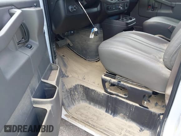 ✅ 2024 GMC Savana Cargo • VIN: 1GTW7AF7XR1197119 • Lot: 42821622. Wystawiony na IAAI z przebiegiem Nie podano. Bezpłatny archiwum sprzedaży aukcyjnych z USA i szczegółowy raport historii pojazdu na DreamBid. Zdjęcie 6.