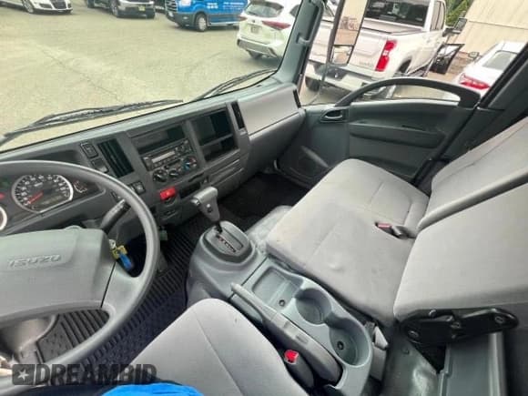 ✅ 2019 Isuzu NRR IBT • VIN: JALE5W161K7305027 • Lot: 49543035. Wystawiony na Copart z przebiegiem 168 281 mil. Bezpłatny archiwum sprzedaży aukcyjnych z USA i szczegółowy raport historii pojazdu na DreamBid. Zdjęcie 5.