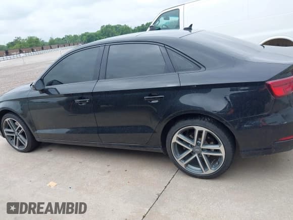✅ 2020 Audi A3 Premium • VIN: WAUAUGFF1LA104392 • Lot: 42375593. Wystawiony na IAAI z przebiegiem 88 337 mil. Bezpłatny archiwum sprzedaży aukcyjnych z USA i szczegółowy raport historii pojazdu na DreamBid. Zdjęcie 14.