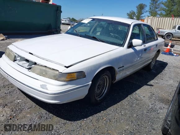 ✅ 1995 Ford Crown Victoria LX • VIN: 2FALP74W0SX127938 • Lot: 41861885. Wystawiony na IAAI z przebiegiem 173 196 mil. Bezpłatny archiwum sprzedaży aukcyjnych z USA i szczegółowy raport historii pojazdu na DreamBid. Zdjęcie 2.