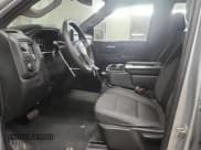 ✅ 2021 Chevrolet Silverado 1500 Custom Trail Boss • VIN: 1GCPYCEF4MZ244709 • Lot: 87100405. Wystawiony na Copart z przebiegiem 57 258 mil. Bezpłatny archiwum sprzedaży aukcyjnych z USA i szczegółowy raport historii pojazdu na DreamBid. Zdjęcie 7.