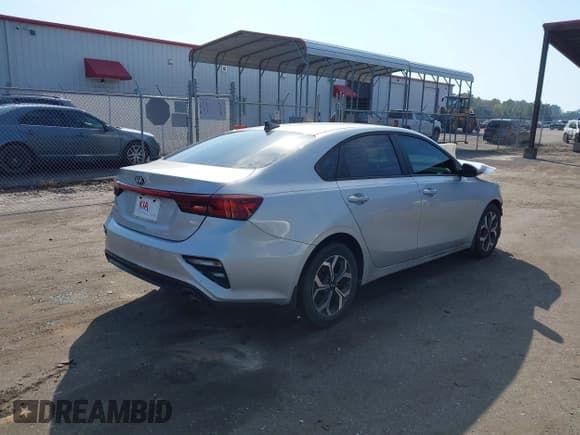 ✅ 2021 Kia Forte LXS • VIN: 3KPF24AD4ME266258 • Лот: 43500384. Опубликован ранее на IAAI с пробегом 181 024 миль. Бесплатный доступ к архиву аукционных продаж из США и подробный отчёт об истории автомобиля на DreamBid. Изображение 4.