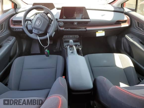 2025 Toyota Prius SE с VIN JTDACACU6S3046868, выставлен на аукционе Copart как лот 69399085 с пробегом 269 миль миль и Списание • Salvage title. История ставок и продаж доступна на DreamBid. Изображение 8.