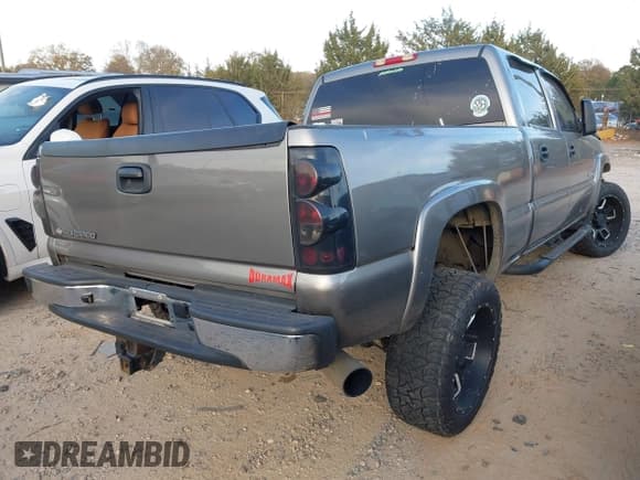 ✅ 2006 Chevrolet Silverado 2500HD LT3 • VIN: 1GCHK23D36F213635 • Lot: 43737426. Wystawiony na IAAI z przebiegiem 302 249 mil. Bezpłatny archiwum sprzedaży aukcyjnych z USA i szczegółowy raport historii pojazdu na DreamBid. Zdjęcie 4.