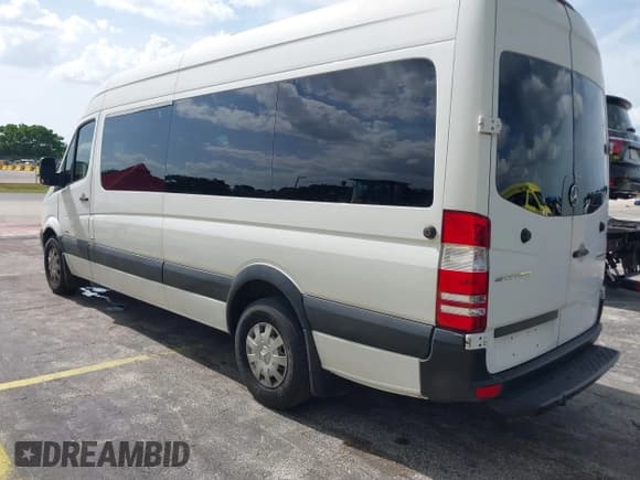 ✅ 2015 Mercedes-Benz Sprinter • VIN: WDZPE8DC7F5978980 • Lot: 43098731. Wystawiony na IAAI z przebiegiem 240 532 mil. Bezpłatny archiwum sprzedaży aukcyjnych z USA i szczegółowy raport historii pojazdu na DreamBid. Zdjęcie 3.