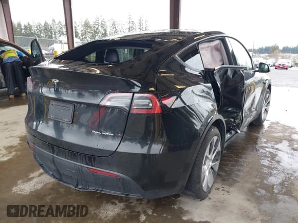 ✅ 2023 Tesla Model Y Long Range • VIN: 7SAYGAEE7PF739924 • Lot: 41612323. Wystawiony na IAAI z przebiegiem 75 226 mil. Bezpłatny archiwum sprzedaży aukcyjnych z USA i szczegółowy raport historii pojazdu na DreamBid. Zdjęcie 4.