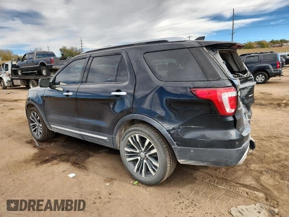 ✅ 2017 Ford Explorer Platinum • VIN: 1FM5K8HTXHGA01359 • Lot: 90813735. Wystawiony na Copart z przebiegiem 130 077 mil. Bezpłatny archiwum sprzedaży aukcyjnych z USA i szczegółowy raport historii pojazdu na DreamBid. Zdjęcie 2.