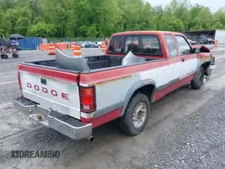 1991 Dodge Dakota z VIN 1B7GL23Y9M5234988, wystawiony jako IAAI lot #42243960 z przebiegiem 247 616 mil mil oraz . Historia ofert i sprzedaży dostępna na DreamBid. Obrazek 4.