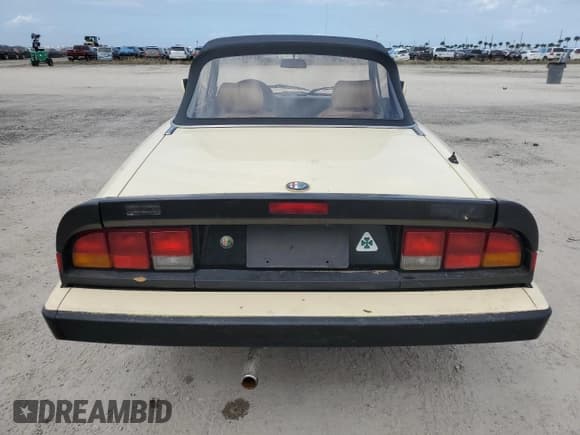 ✅ 1987 Alfa Romeo Spider Graduate • VIN: ZARBA5649H1046144 • Lot: 74729534. Wystawiony na Copart z przebiegiem 28 579 mil. Bezpłatny archiwum sprzedaży aukcyjnych z USA i szczegółowy raport historii pojazdu na DreamBid. Zdjęcie 6.