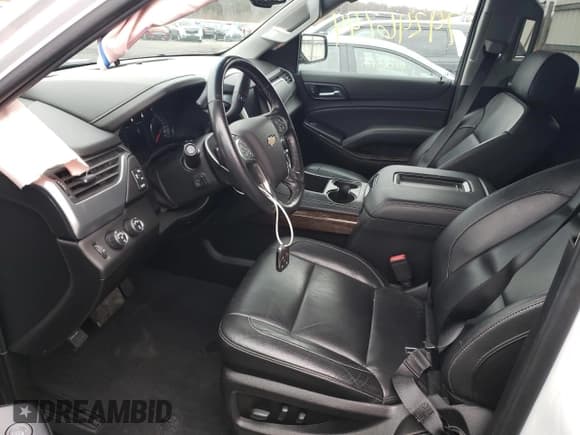 ✅ 2019 Chevrolet Suburban LT • VIN: 1GNSKHKC1KR212629 • Lot: 79246744. Wystawiony na Copart z przebiegiem 82 974 mil. Bezpłatny archiwum sprzedaży aukcyjnych z USA i szczegółowy raport historii pojazdu na DreamBid. Zdjęcie 7.