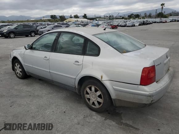 ✅ 2000 Volkswagen Passat • VIN: WVWMA23B3YP228438 • Лот: 48724625. Опубликован ранее на Copart с пробегом 204 670 миль. Бесплатный доступ к архиву аукционных продаж из США и подробный отчёт об истории автомобиля на DreamBid. Изображение 2.