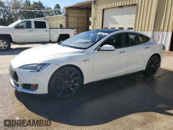 ✅ 2015 Tesla Model S 85D • VIN: 5YJSA1E2XFF115821 • Lot: 87256285. Wystawiony na Copart z przebiegiem 128 560 mil. Bezpłatny archiwum sprzedaży aukcyjnych z USA i szczegółowy raport historii pojazdu na DreamBid. Zdjęcie 1.