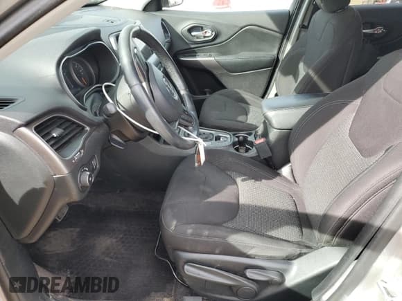 ✅ 2019 Jeep Cherokee Latitude • VIN: 1C4PJMCXXKD155579 • Lot: 81691545. Wystawiony na Copart z przebiegiem 65 186 mil. Bezpłatny archiwum sprzedaży aukcyjnych z USA i szczegółowy raport historii pojazdu na DreamBid. Zdjęcie 7.