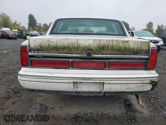 ✅ 1997 Lincoln Town Car Executive • VIN: 1LNLM81W2VY641061 • Lot: 87099085. Wystawiony na Copart z przebiegiem 80 093 mil. Bezpłatny archiwum sprzedaży aukcyjnych z USA i szczegółowy raport historii pojazdu na DreamBid. Zdjęcie 6.